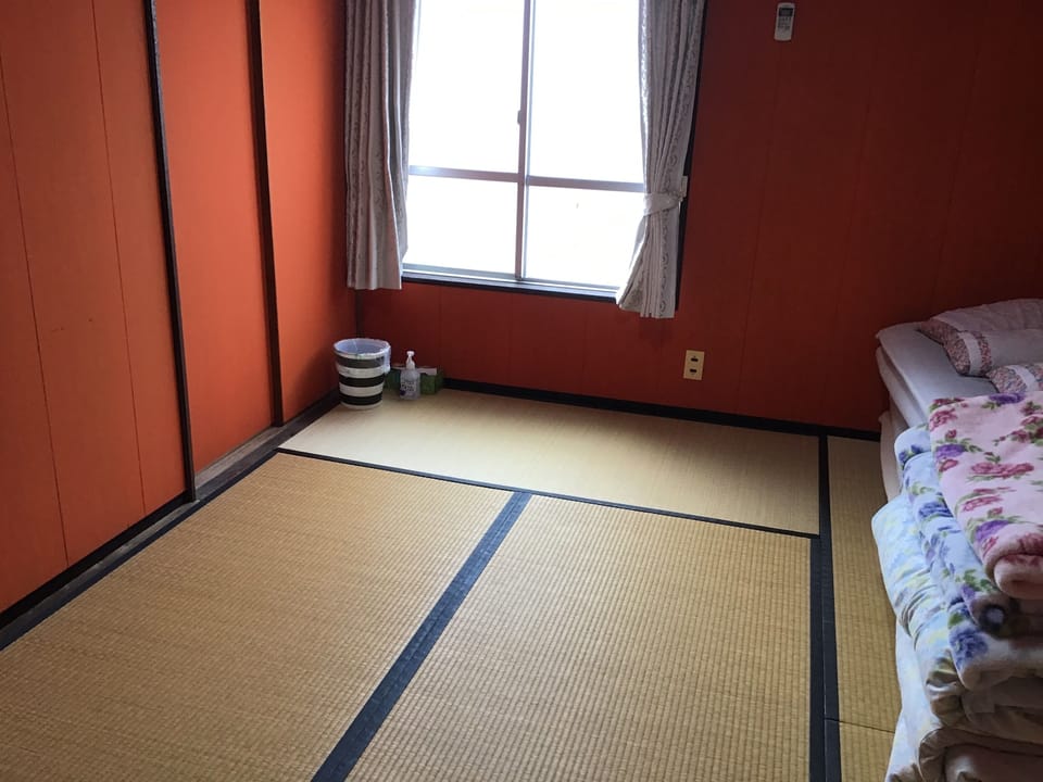 Japanese Style Room for 3 People | WiFi (free)