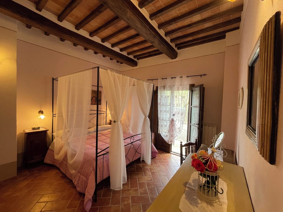 Traditional Apartment, 1 Bedroom | Iron/ironing board (on request), WiFi (free), bed sheets