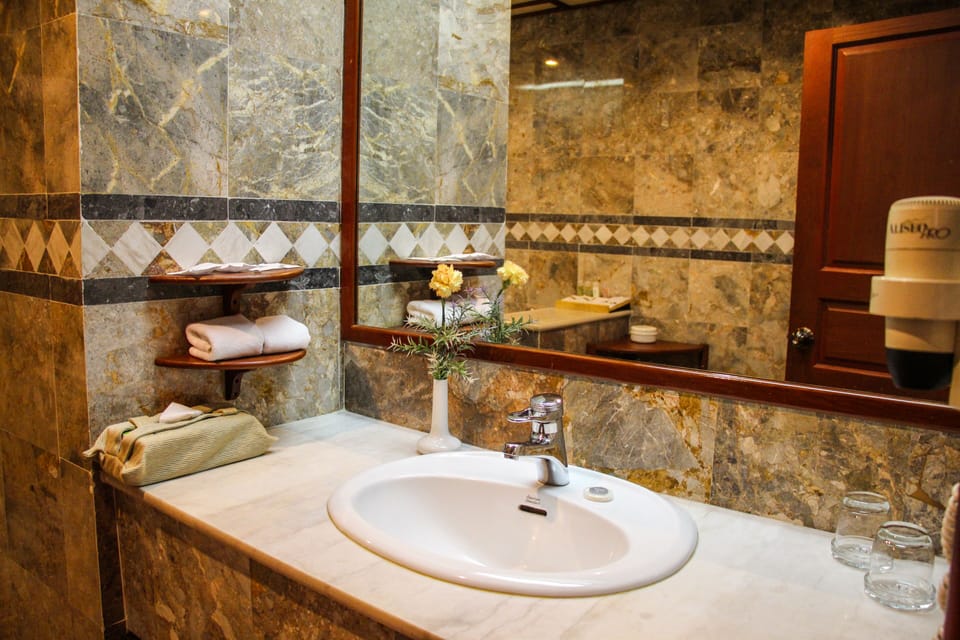Executive Suite | Bathroom | Combined shower/tub, free toiletries, hair dryer, slippers