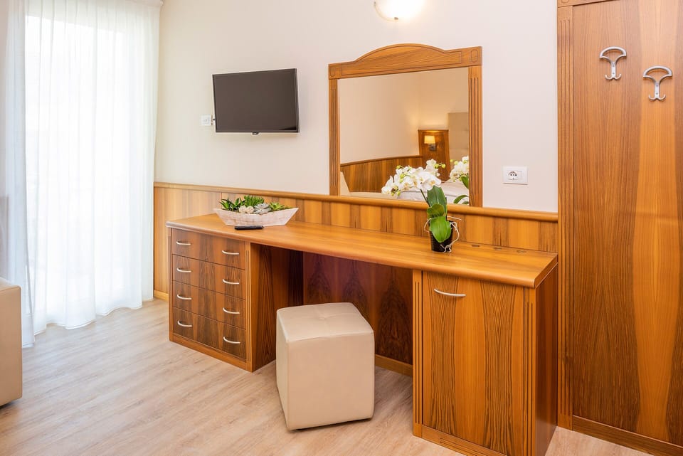 City Double or Twin Room, Balcony | In-room safe, desk, bed sheets