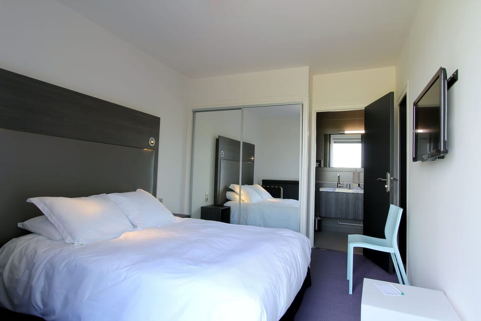 Junior Suite | Premium bedding, minibar, in-room safe, individually decorated