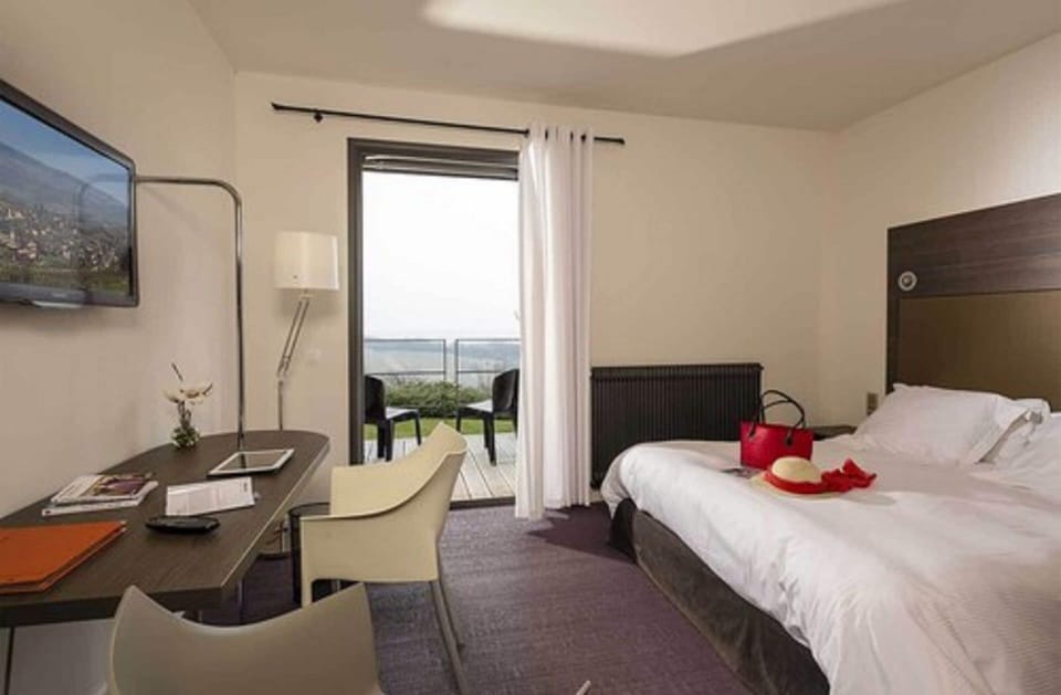Deluxe Double Room | Premium bedding, minibar, in-room safe, individually decorated