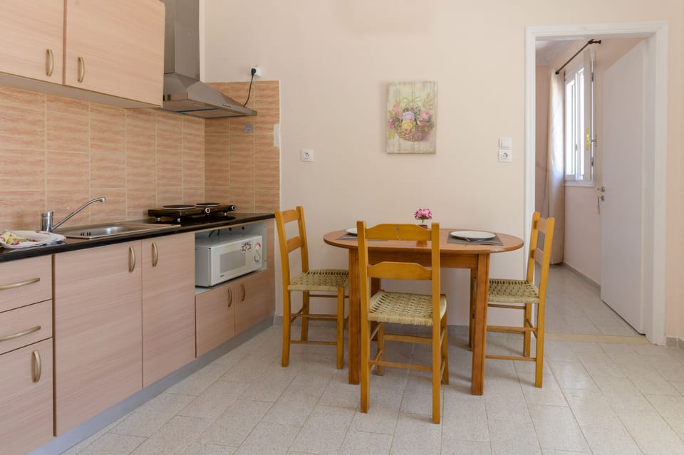 House, 2 Bedrooms | Private kitchen | Fridge, microwave, stovetop, espresso maker