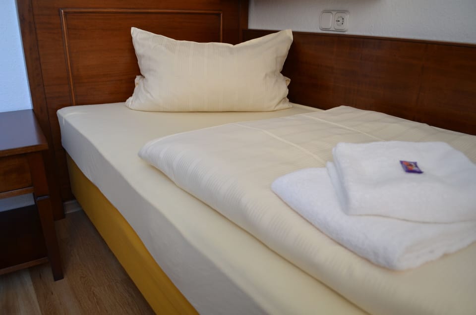 Standard Single Room | WiFi (free), bed sheets