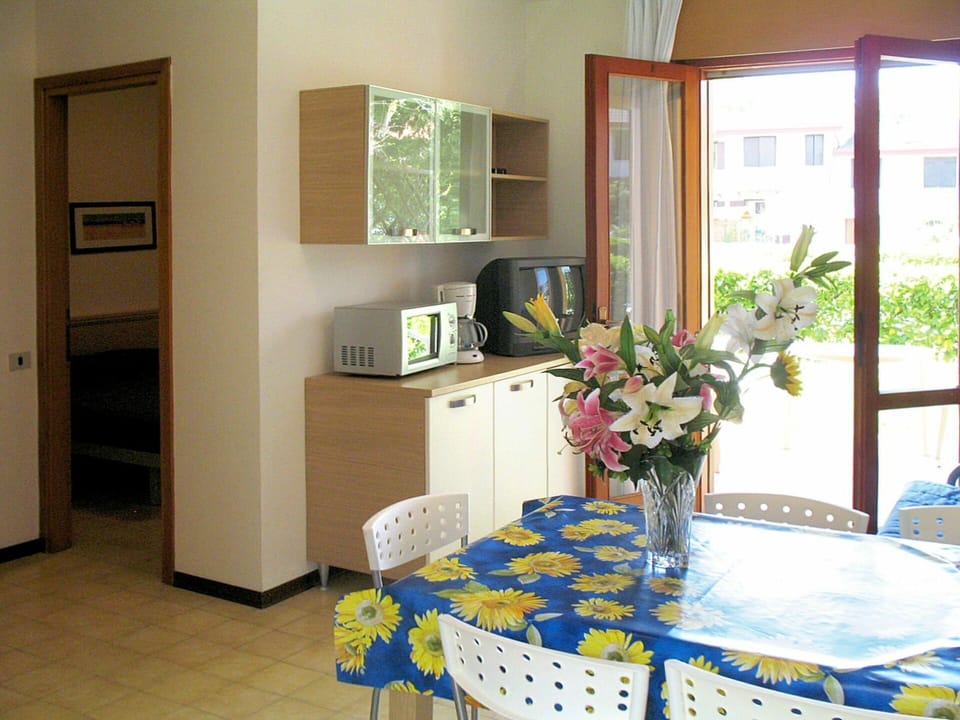 Room, Property, Building, Furniture, Interior Design, Floor, House, Real Estate, Table, Home