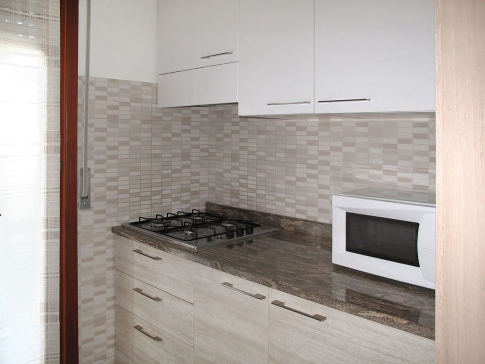 Tile, Room, Property, Countertop, Interior Design, Floor, Furniture, Kitchen Stove, House, Kitchen