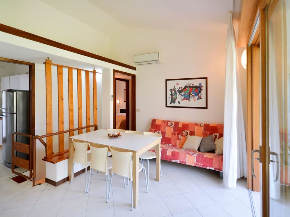 Room, Property, Furniture, Building, Interior Design, Ceiling, House, Suite, Real Estate, Table