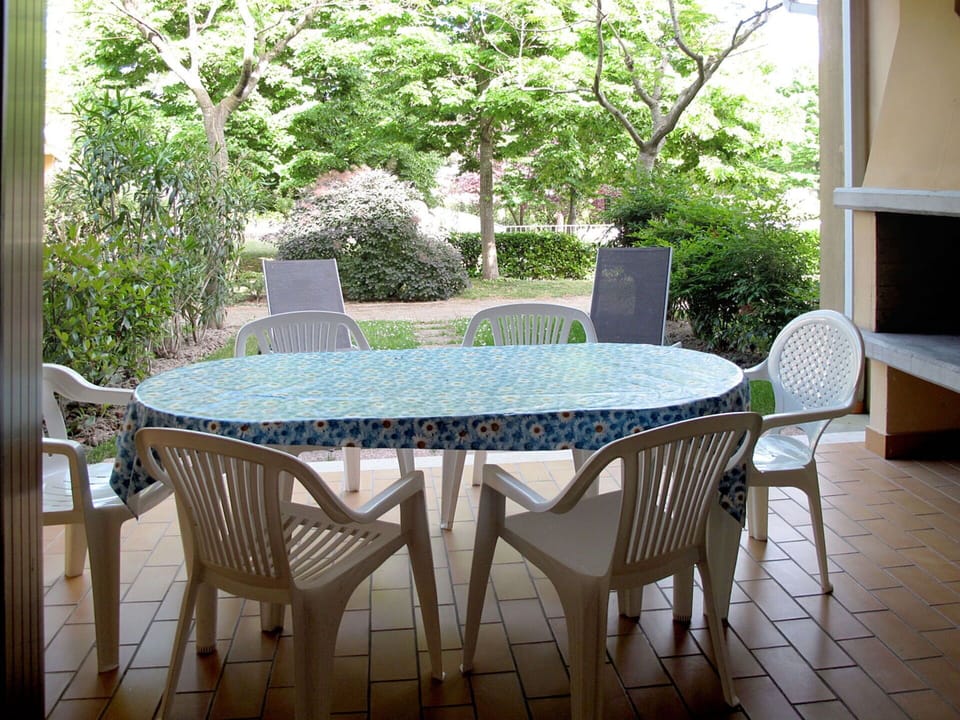 Property, Table, Furniture, Outdoor Table, Room, Patio, House, Chair, Tablecloth, Kitchen & Dining Room Table