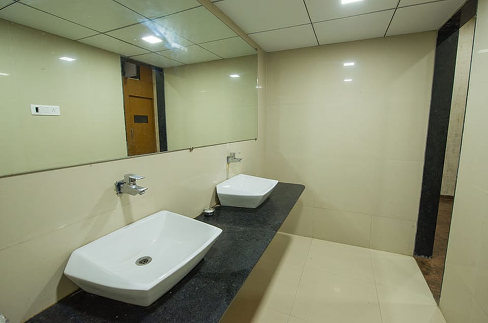 Shower, free toiletries, towels