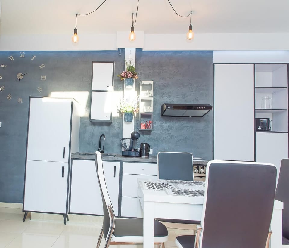 Coffee/tea maker, mini-fridge, oven, stovetop