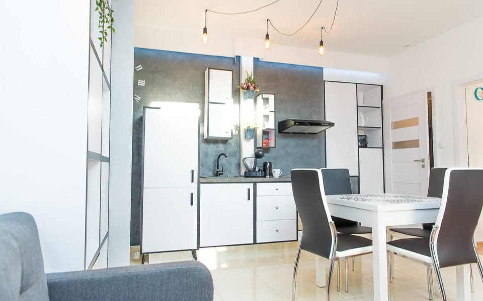 Coffee/tea maker, mini-fridge, oven, stovetop