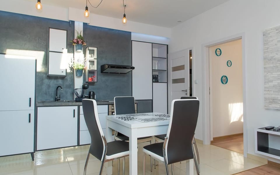 Coffee/tea maker, mini-fridge, oven, stovetop