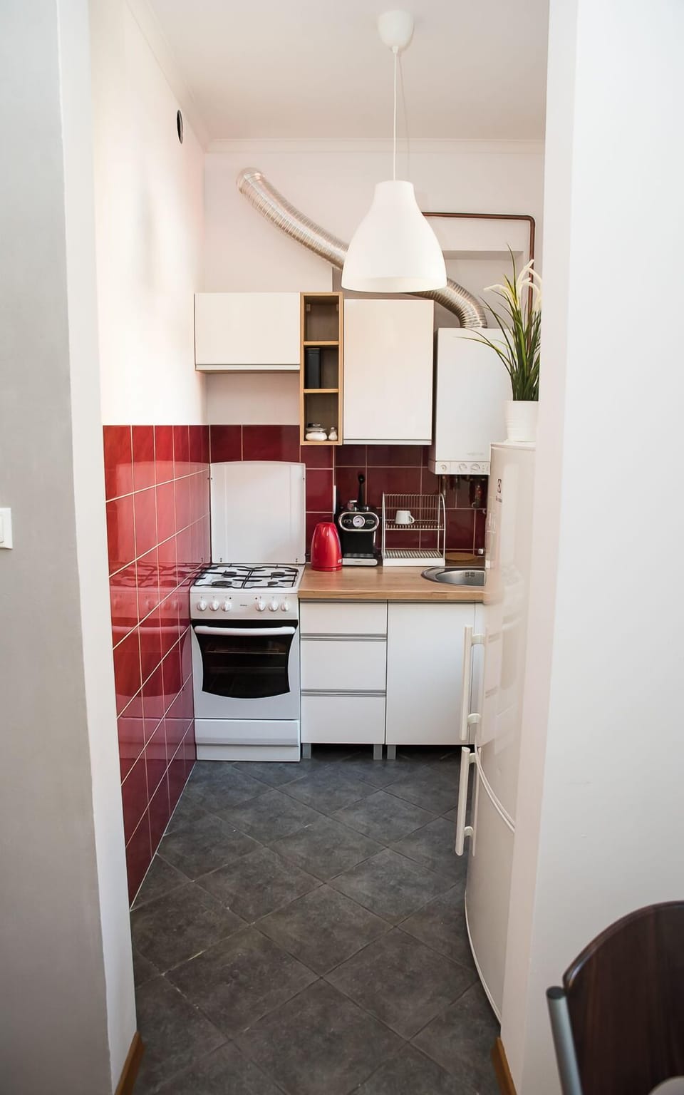 Comfort Apartment | Private kitchen | Full-size fridge, oven, stovetop, coffee/tea maker