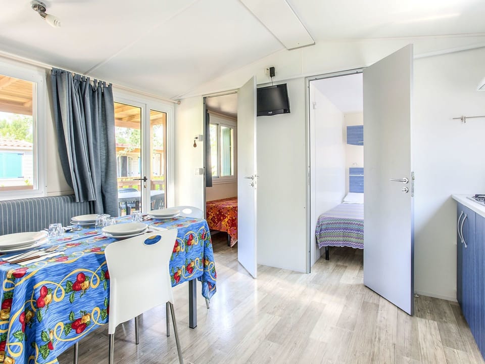 Room, Property, Furniture, Building, Real Estate, Interior Design, Floor, House, Table, Ceiling