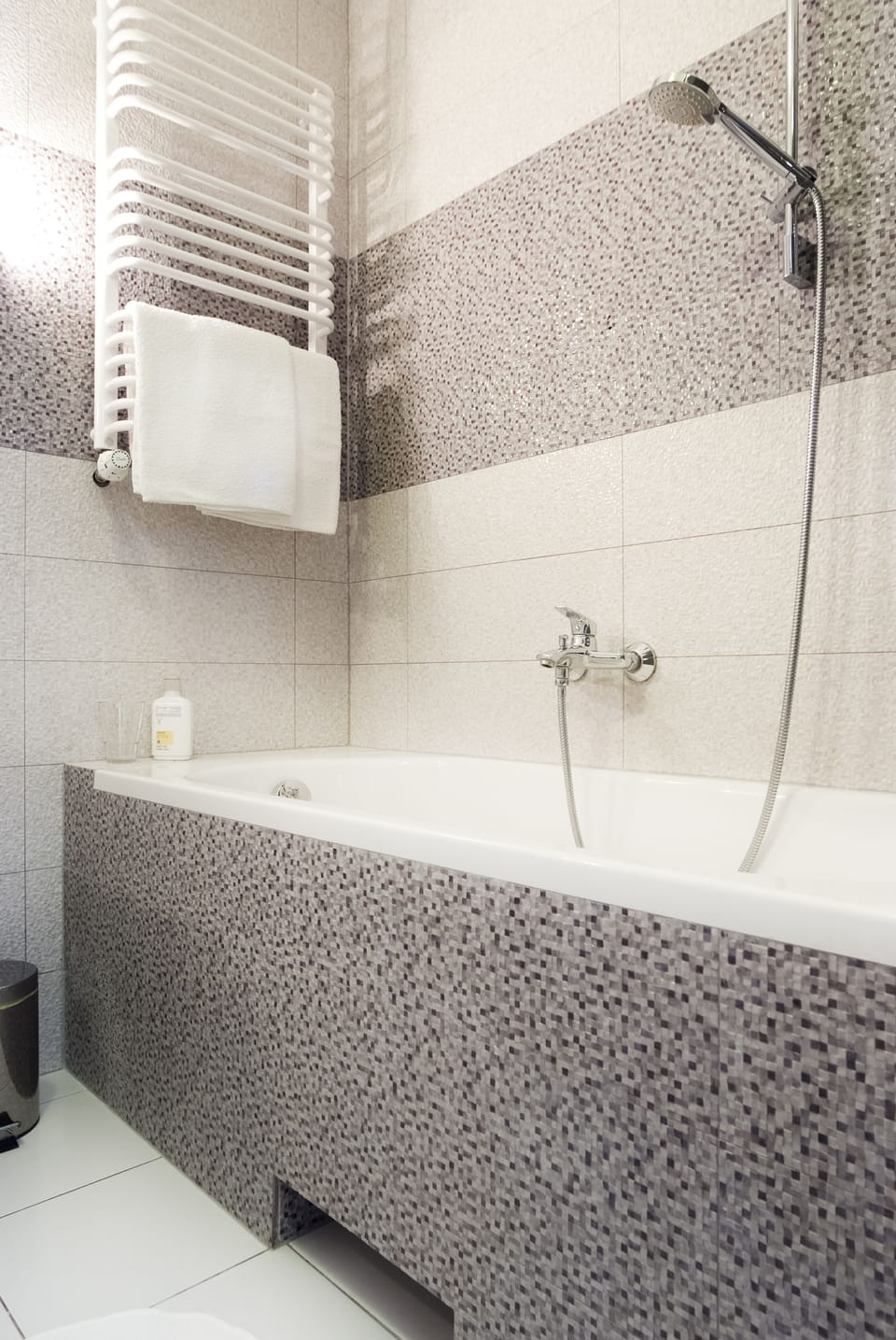 Apartment | Bathroom | Shower, hair dryer, towels