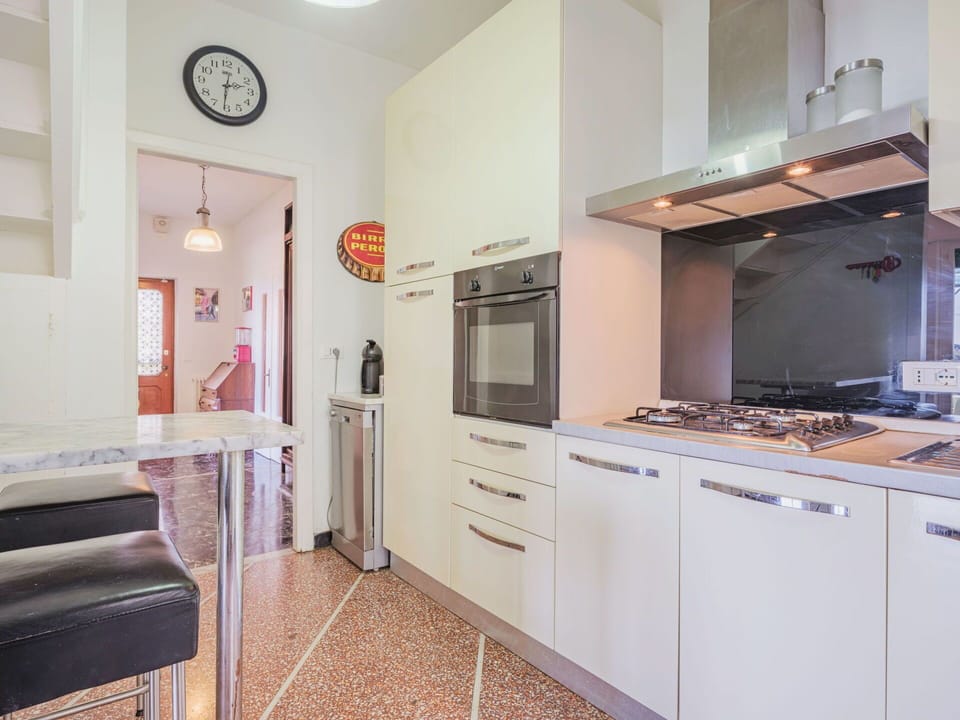 Cabinetry, Property, Countertop, Home Appliance, Wood, Kitchen Stove, Kitchen Appliance, Interior Design, Kitchen, Building