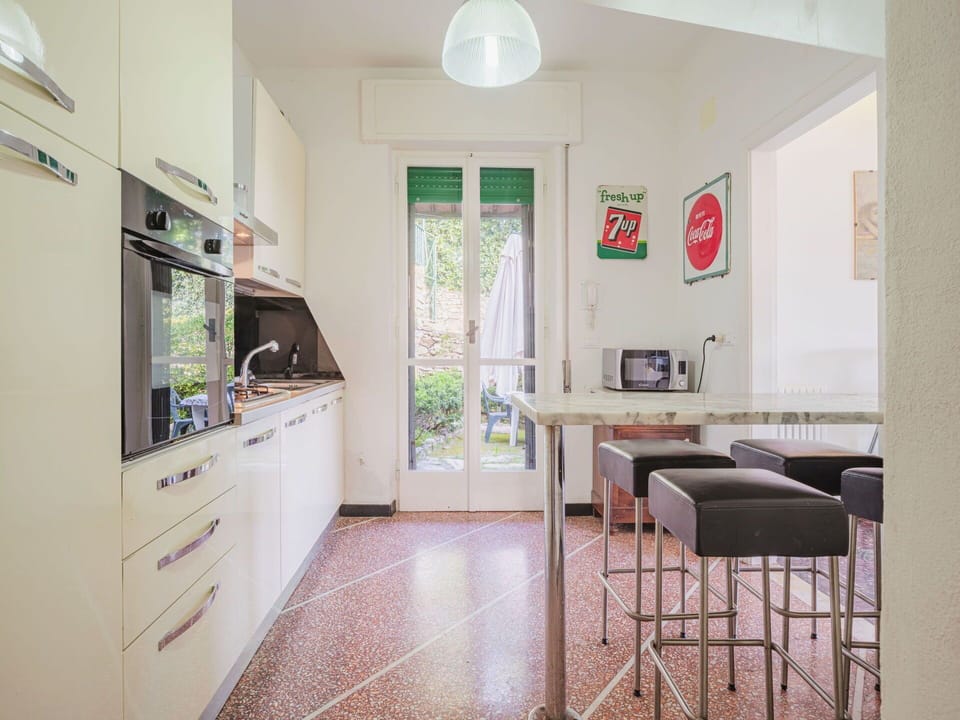 Cabinetry, Furniture, Property, Building, Interior Design, Countertop, Wood, Drawer, Window