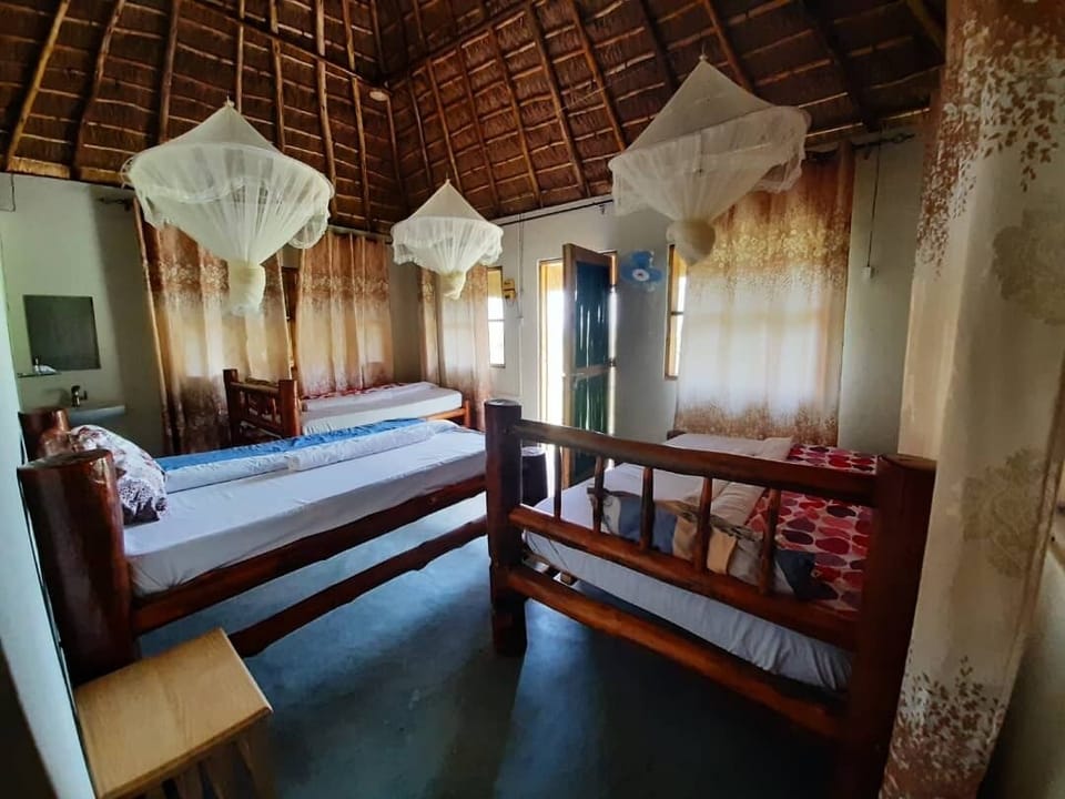 Deluxe Triple Room | Desk, laptop workspace, blackout drapes, soundproofing