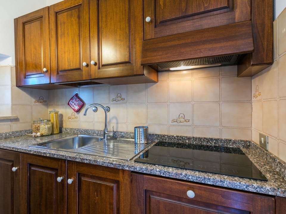 Countertop, Cabinetry, Kitchen Sink, Sink, Furniture, Property, Tap, Building, Plumbing Fixture, Kitchen