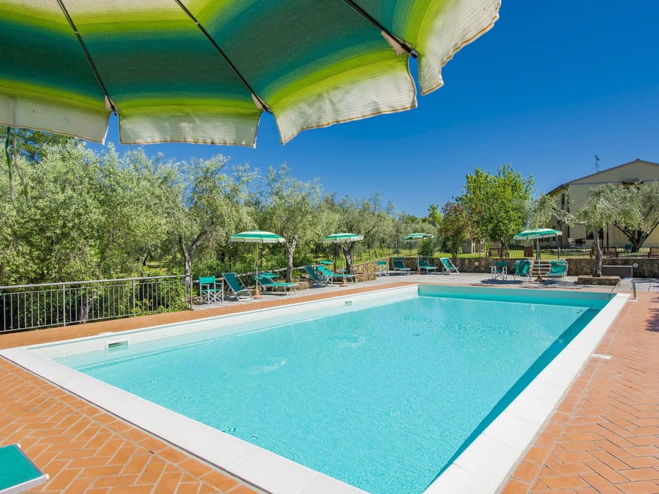 Water, Sky, Plant, Property, Daytime, Swimming Pool, Building, Green, Azure, Shade