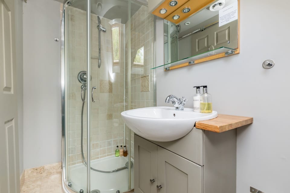 Main House Twin Bedroom 6 en-suite