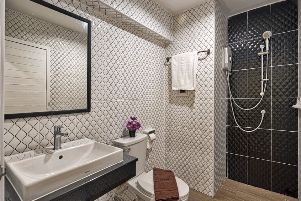 Double Room, Balcony | Bathroom | Shower, free toiletries, hair dryer, slippers