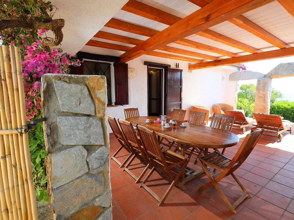 Plant, Building, Property, Table, Furniture, Flower, Flowerpot, Wood, Outdoor Table, Interior Design