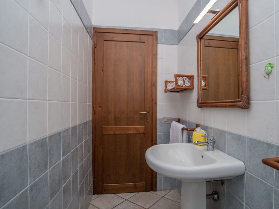 Tap, Mirror, Sink, Bathroom Sink, Plumbing Fixture, Property, Building, Bathroom, Purple