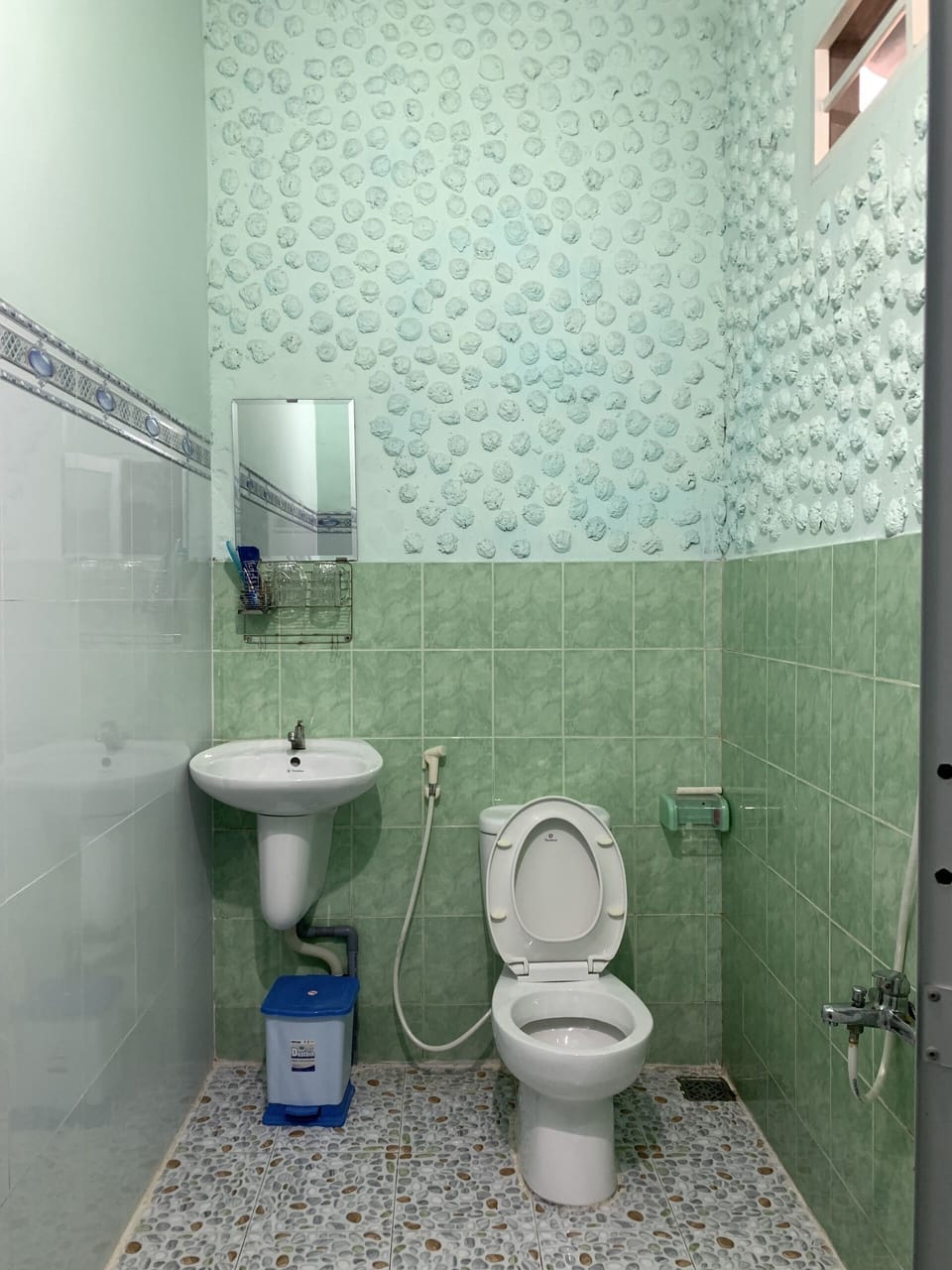 Standard Single Room, 1 Double Bed, Non Smoking, Garden View | Bathroom | Shower, free toiletries, slippers, towels