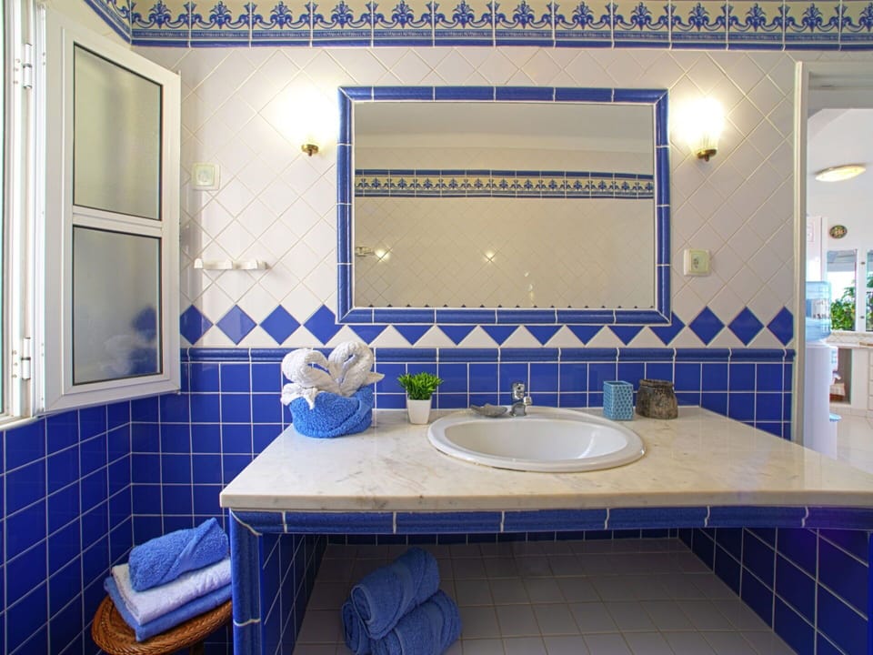Tap, Plumbing Fixture, Sink, Property, Bathroom Sink, Blue, Azure, Purple, Mirror, Interior Design