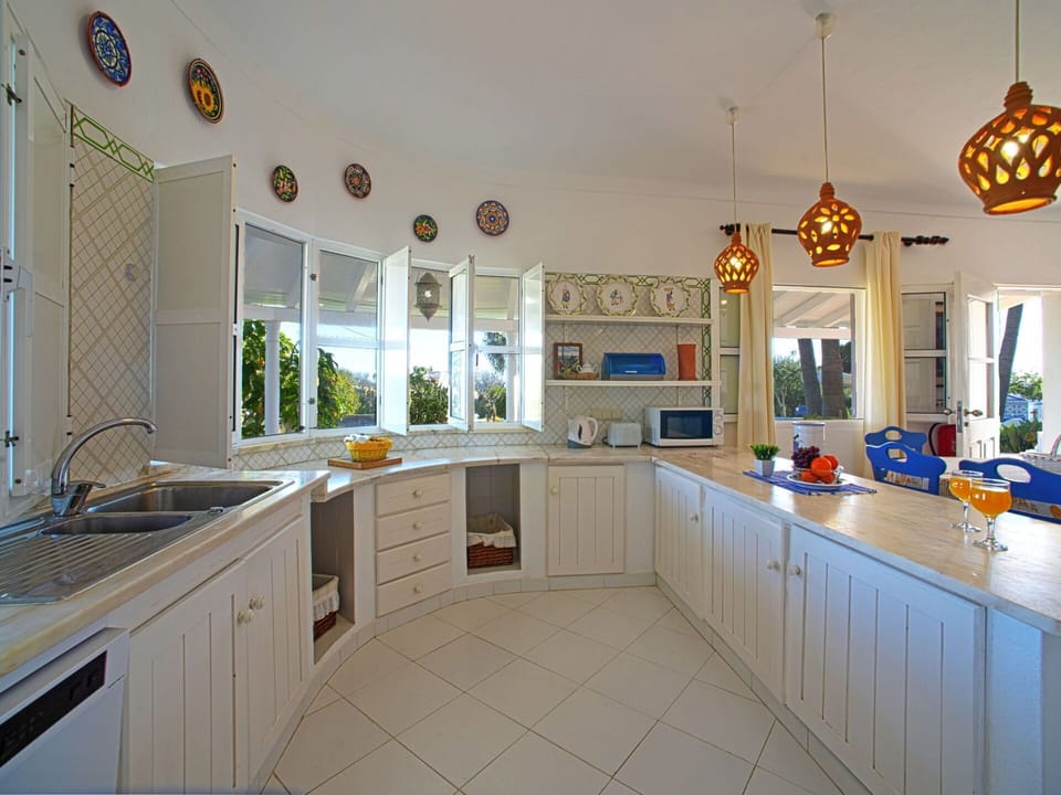 Cabinetry, Tap, Countertop, Kitchen Sink, Property, Sink, Plumbing Fixture, Kitchen, Interior Design, Lighting