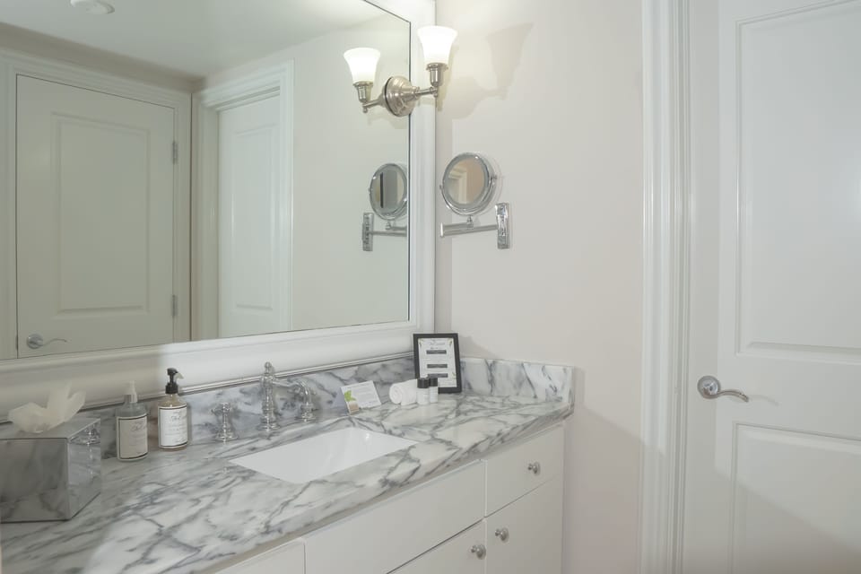 Basic Room, 1 King Bed, Garden View | Bathroom | Designer toiletries, hair dryer, bathrobes, slippers