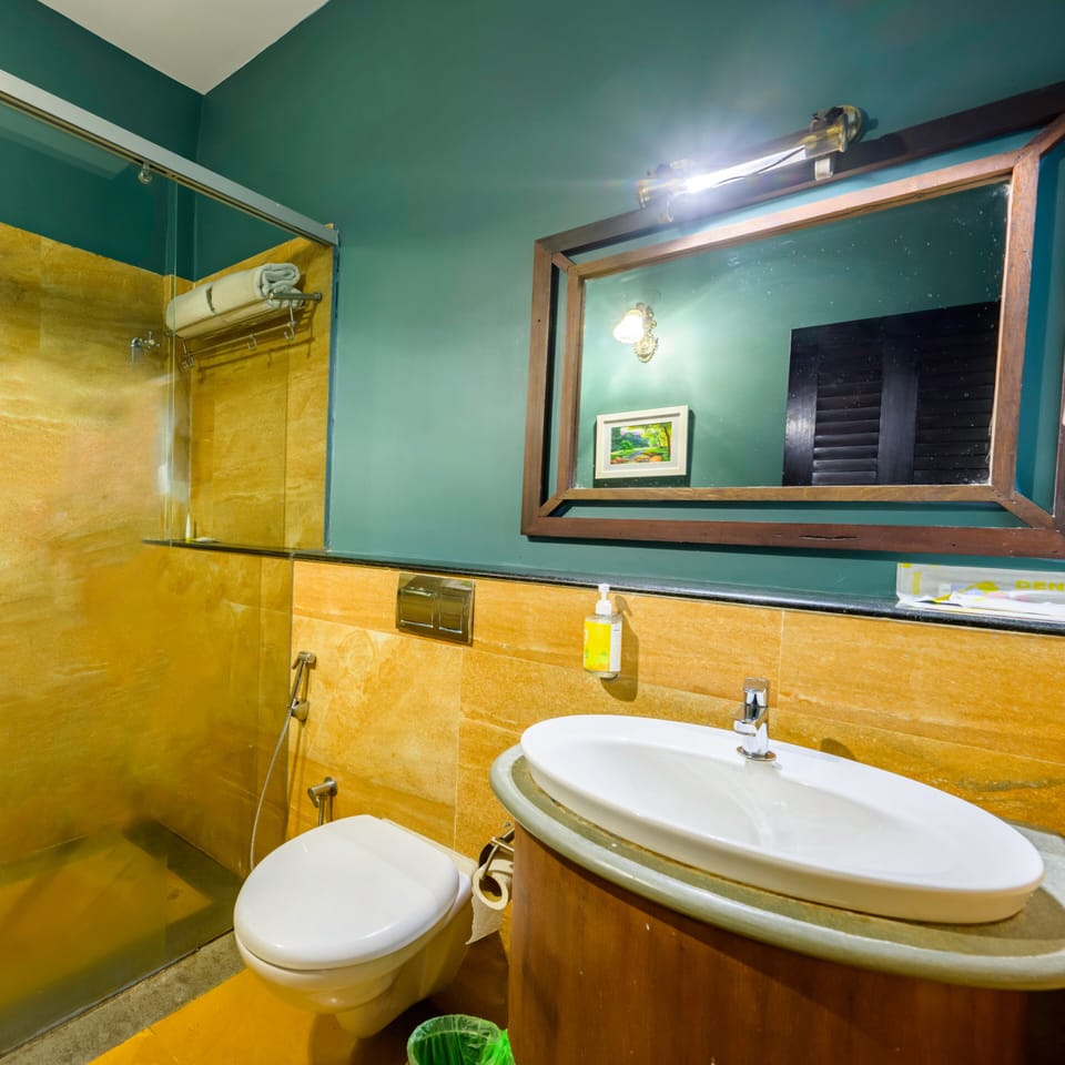 Traders King | Bathroom | Shower, free toiletries, hair dryer, slippers