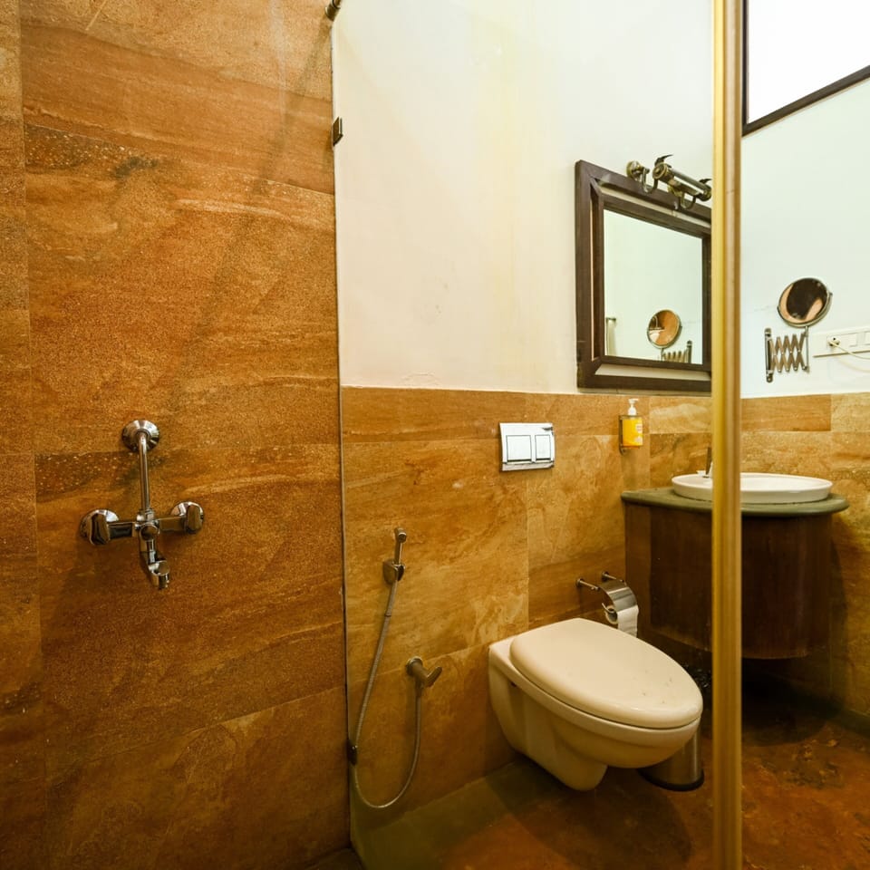 Traders Twin | Bathroom | Shower, free toiletries, hair dryer, slippers