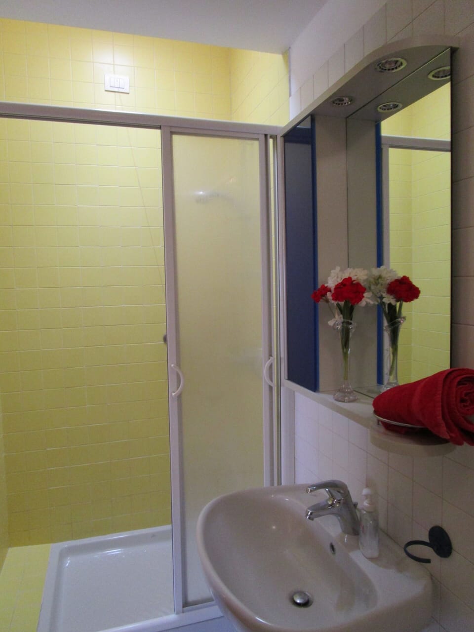 Triple Room | Bathroom | Shower, rainfall showerhead, hair dryer, bidet