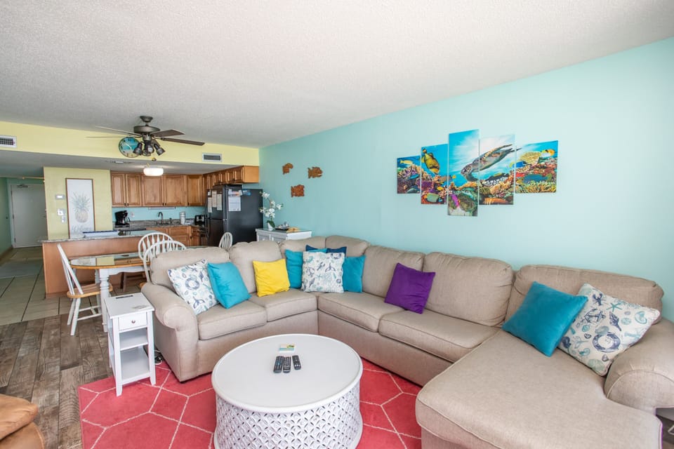 Condo, 3 Bedrooms | Living area