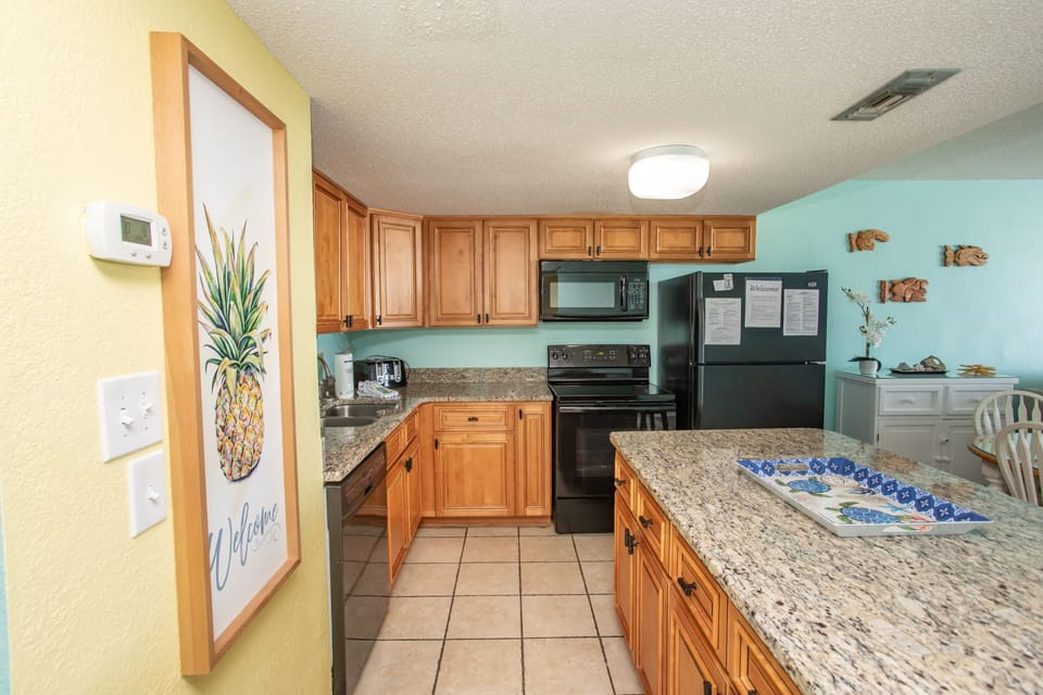 Condo, 3 Bedrooms | Private kitchen | Fridge, oven, coffee/tea maker, toaster