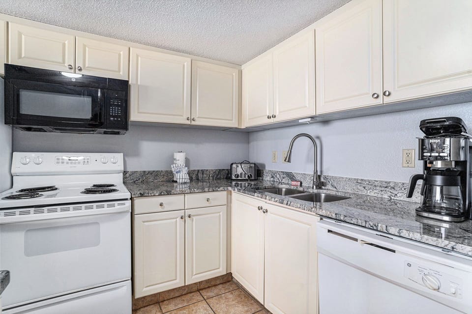 Condo, 1 Bedroom | Private kitchen | Fridge, oven, coffee/tea maker, toaster