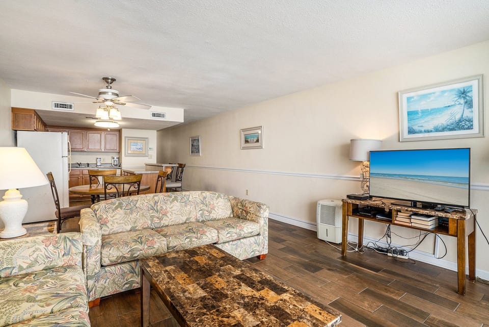 Condo, 1 Bedroom | Living area