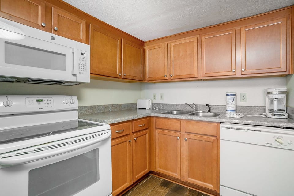 Condo, 1 Bedroom | Private kitchen | Fridge, oven, coffee/tea maker, toaster