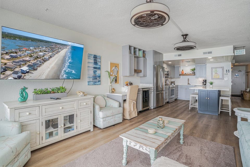 Condo, 1 Bedroom | Living area