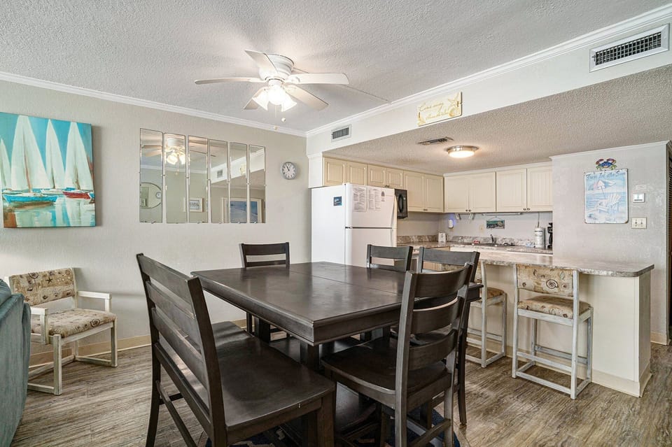 Condo, 2 Bedrooms | Dining