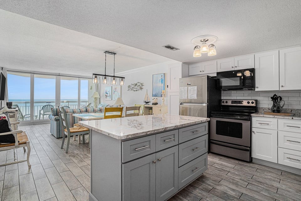 Condo, 2 Bedrooms | Private kitchen | Fridge, oven, coffee/tea maker, toaster