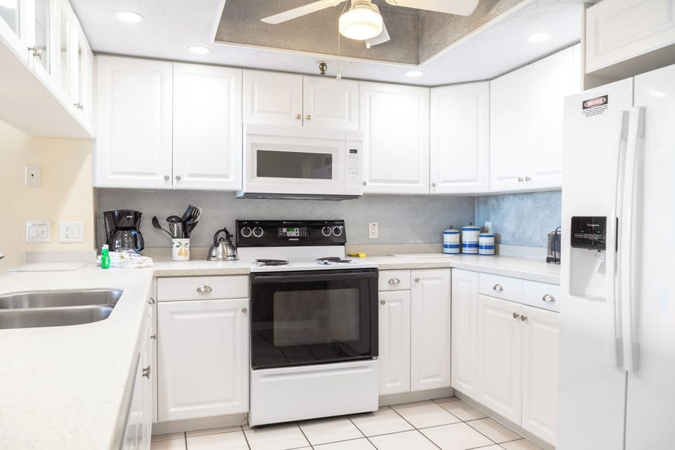 Beach Place 210 Kitchen