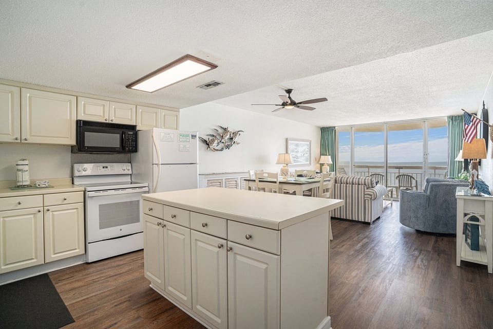 Condo, 2 Bedrooms | Private kitchen | Fridge, oven, coffee/tea maker, toaster