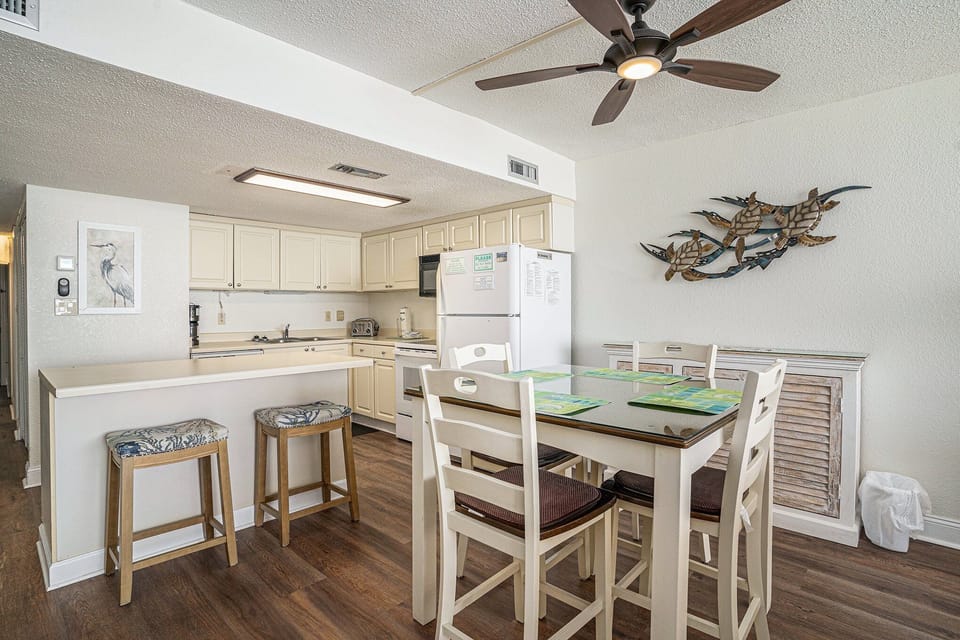 Condo, 2 Bedrooms | Dining
