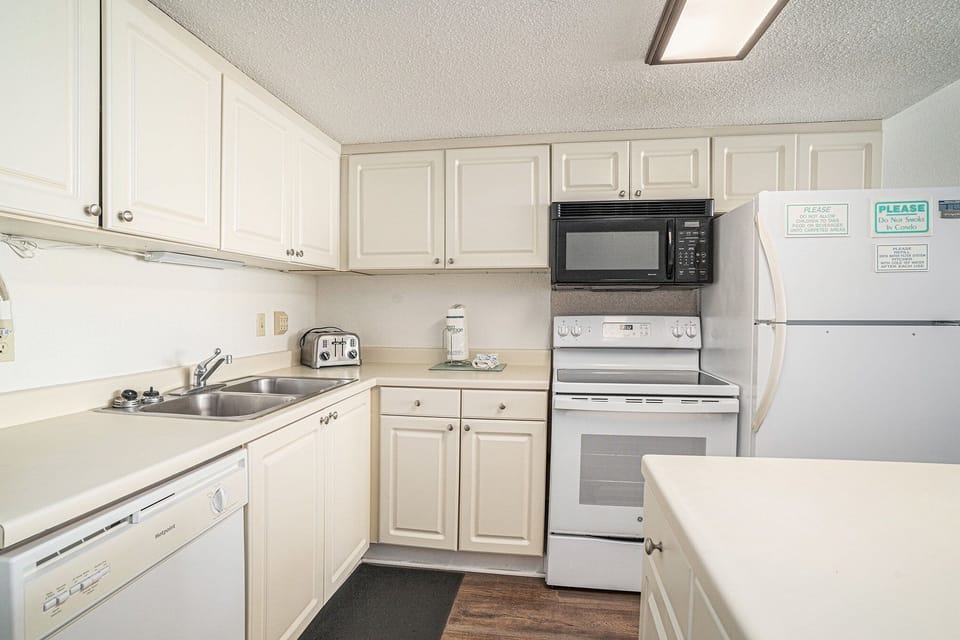 Condo, 2 Bedrooms | Private kitchen | Fridge, oven, coffee/tea maker, toaster