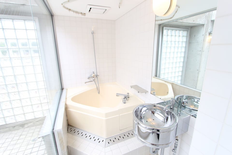 Twin Room, 2 Twin Beds, Smoking | Bathroom | Shower, free toiletries, hair dryer, electronic bidet