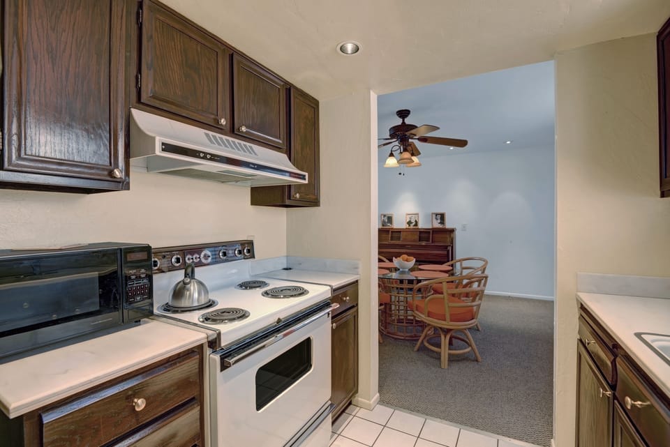 9 KITCHEN REVERSE.jpg