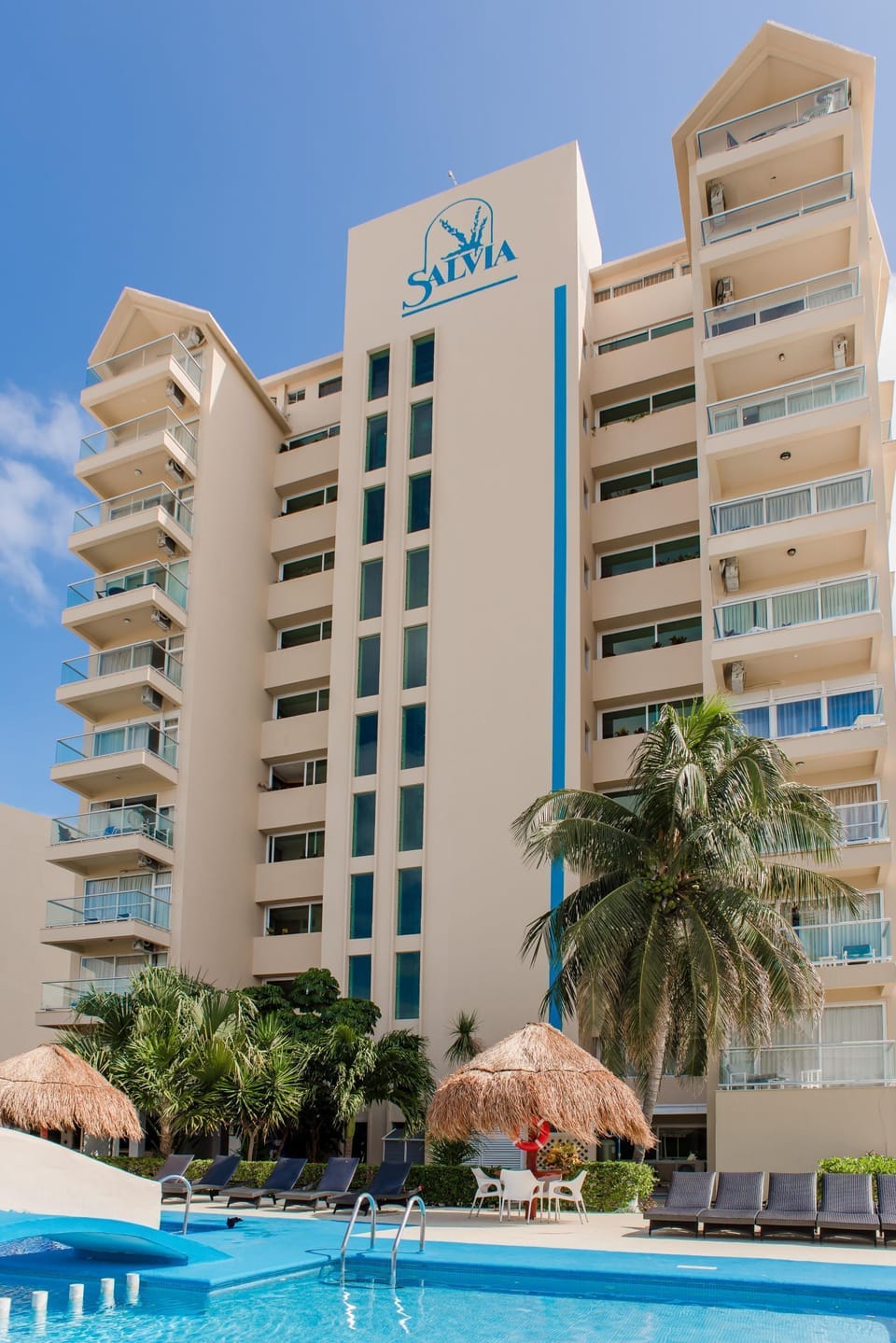 This 64-unit condo offers prime access in the center of Cancun’s Hotel Zone.